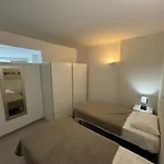 Newly Refurbished 2 Bed Appt Διαμέρισμα *