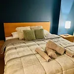 Newly Refurbished 2 Bed Appt דירה