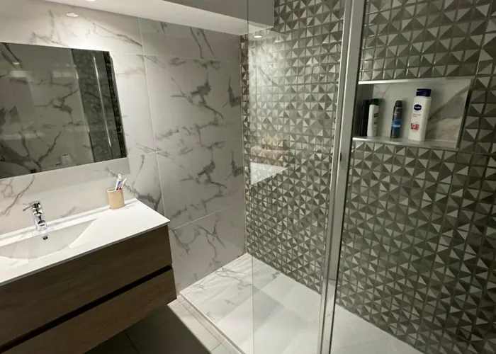 Newly Refurbished 2 Bed Appt