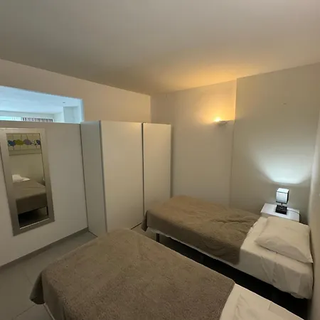 Refurbished 2 Bed Appt With Hot Tub In Apartment *