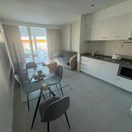 Refurbished 2 Bed Appt With Hot Tub In Apartment