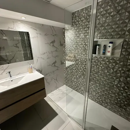 Newly Refurbished 2 Bed Appt