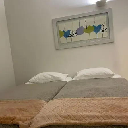 Newly Refurbished 2 Bed Appt Виламура