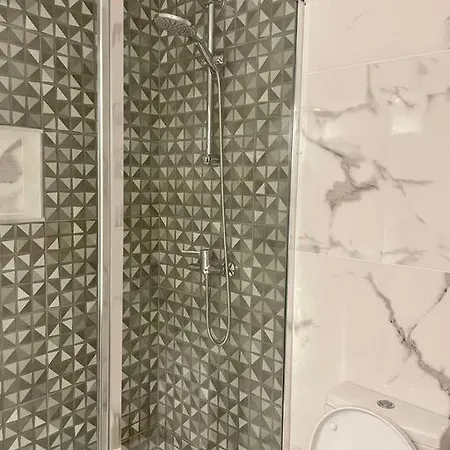 Newly Refurbished 2 Bed Appt *