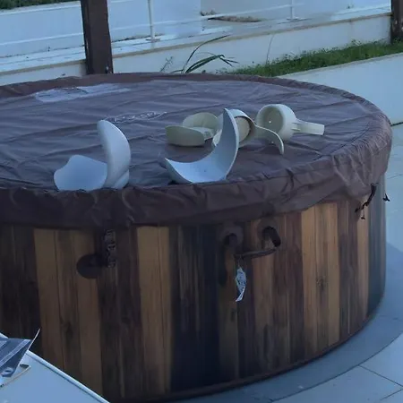 Newly Refurbished 2 Bed Appt *