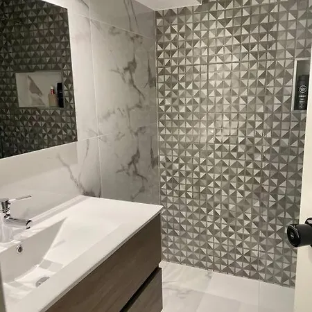 Newly Refurbished 2 Bed Appt Lägenhet