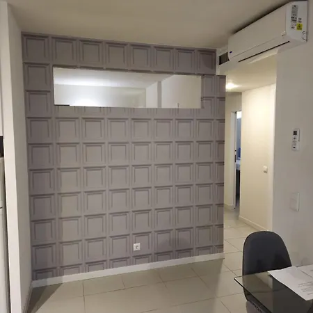 Newly Refurbished 2 Bed Appt *