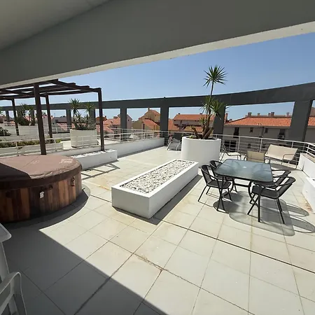 Newly Refurbished 2 Bed Appt Апартаменты *