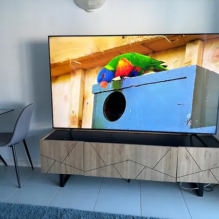 Апартаменты Newly Refurbished 2 Bed Appt *