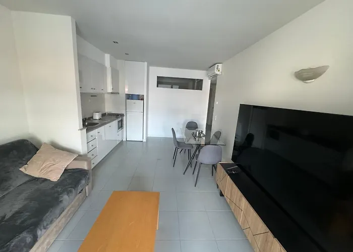 Newly Refurbished 2 Bed Appt * Виламура