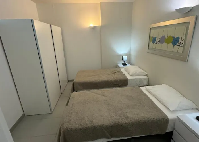 Newly Refurbished 2 Bed Appt Апартаменты Виламура