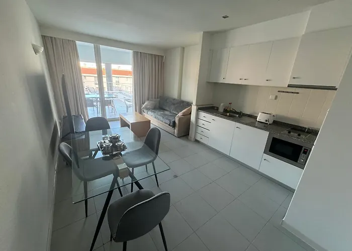 Newly Refurbished 2 Bed Appt