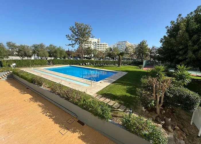 Newly Refurbished 2 Bed Appt Виламура