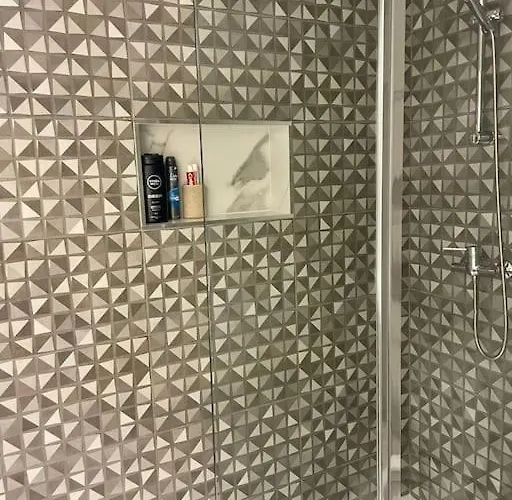 Newly Refurbished 2 Bed Appt Апартаменты