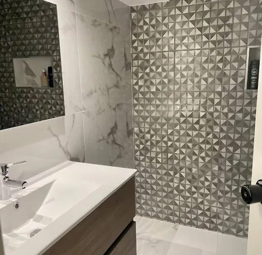 Newly Refurbished 2 Bed Appt Апартаменты