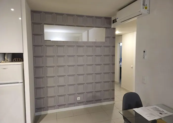 Newly Refurbished 2 Bed Appt *