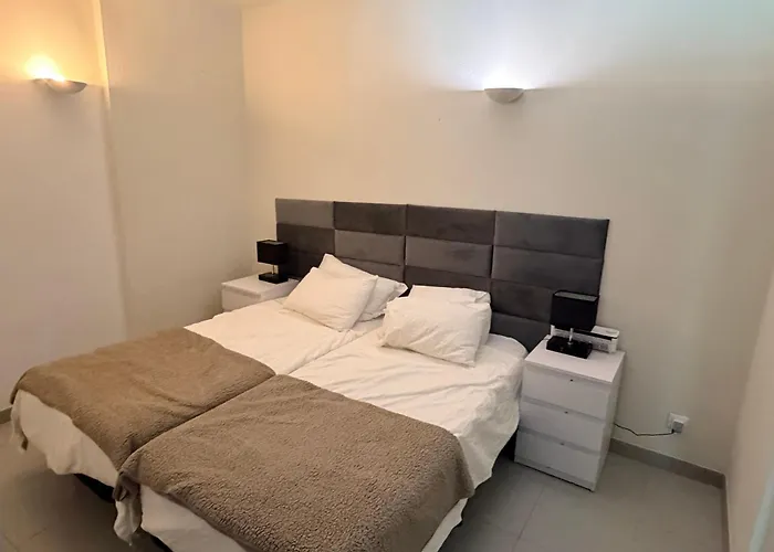 Newly Refurbished 2 Bed Appt Виламура