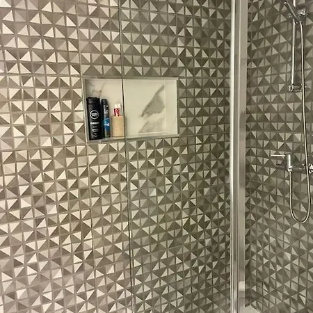 Newly Refurbished 2 Bed Appt 아파트