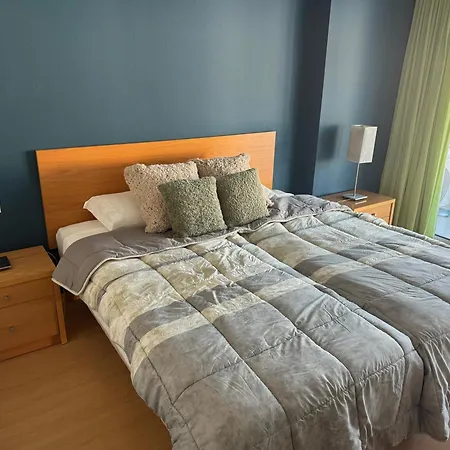 Newly Refurbished 2 Bed Appt Daire *